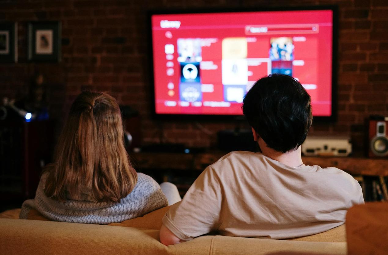 Która opcja lepsza na wieś – telewizja satelitarna czy internetowa?