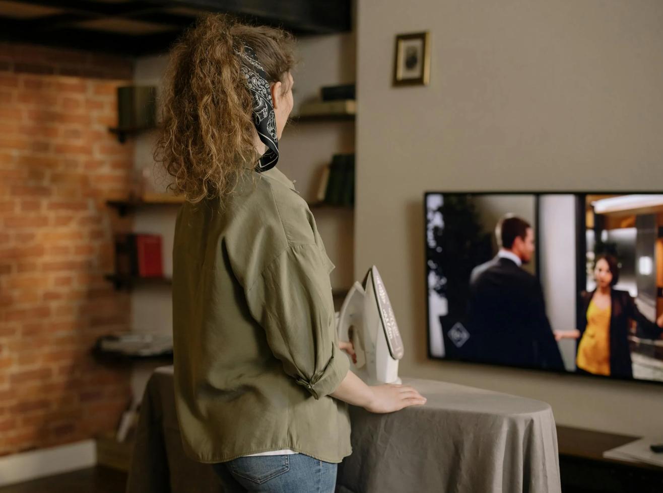 Jak działa telewizja internetowa i satelitarna – technologia w pigułce